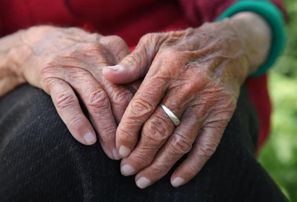 depositphotos_99257828-stock-photo-old-womans-hands