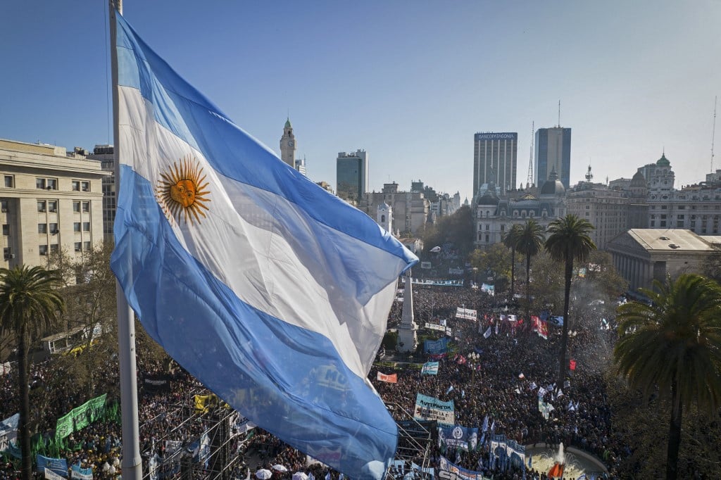 Argentina anuncia devaluación del 50% y medidas de austeridad para estabilizar economía