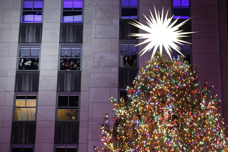 Luces de Esperanza: Iluminan el árbol de Navidad del Rockefeller Center en Nueva York