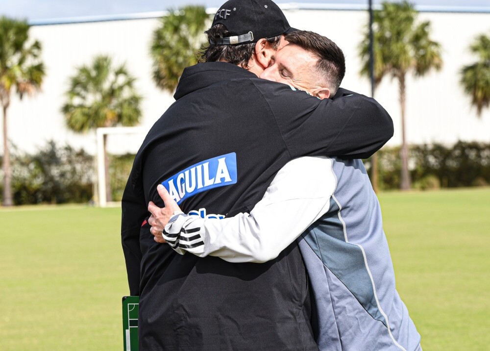 Néstor Lorenzo se reencuentra con Lionel Messi en EE. UU.