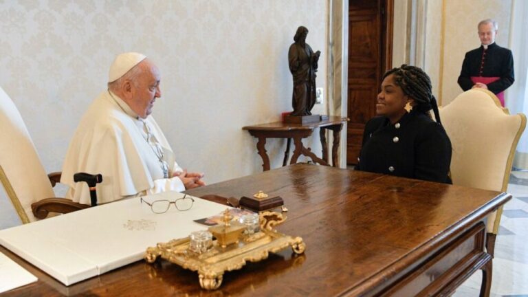 “Seguir trabajando por la paz”: El llamado del papa Francisco en su reunión con Francia Márquez